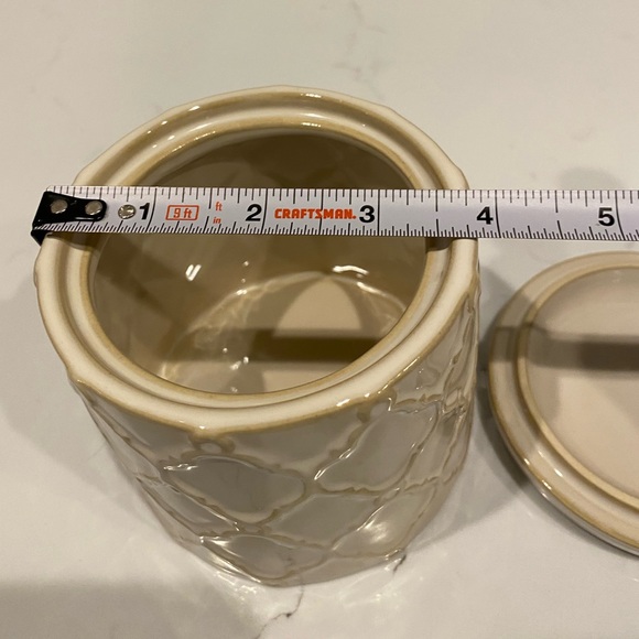 🎄$3 bundled EUC Beige/Tan Textured Design Ceramic Jar/Top - Picture 5 of 6